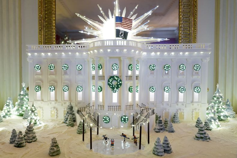 Una Casa Blanca elaborada con pan de jengibre se exhibe en el Comedor del Estado de la Casa Blanca como parte de la decoración navideña, el lunes 2 de diciembre de 2024, en Washington. (AP Foto/Susan Walsh)