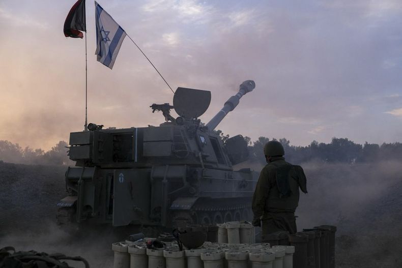En esta imagen, distribuida por el ejército israelí el 2 de noviembre de 2023, se ve la campaña terrestre de las fuerzas de Israel en la Franja de Gaza. (Fuerzas de Defensa de Israel vía AP)