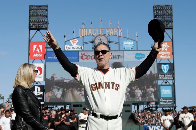 ARCHIVO - Foto del 29 de septiembre del 2019, el manager de los Gigantes de San Francisco Bruce Bochy hace un gesto a la afición durante una ceremonia en su honor en el encuentro ante los Dodgers de Los Ángeles. (AP Foto/Jeff Chiu, Pool, Achivo)