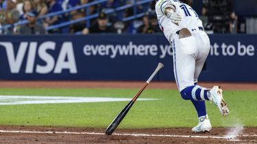 Bo Bichette, de los Azulejos de Toronto, conecta un jonrón solitario en el juego del sábado 15 de julio de 2023, ante los Diamondbacks de Arizona (Mathew Tsang/The Canadian Press via AP)