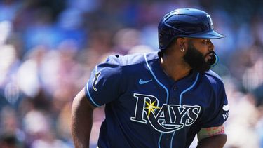 El dominicano Junior Caminero recorre las bases tras batear un jonrón solitario ante los Rockies de Colorado el miércoles 5 de agosto de 2026 (AP Foto/David Zalubowski)