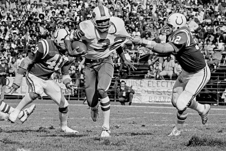 ARCHIVO - O.J. Simpson (32), corredor de los Bills de Buffalo, intenta escapar del linebacker Mike Curtis, de los Colts de Indianápolis, durante el segundo cuarto del partido de la NFL del 12 de octubre de 1975, en Baltimore, Maryland. (AP Foto/Archivo)