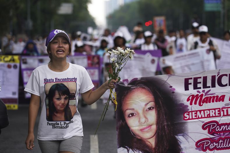 Vania Hernández Portillo, cuya madre está desaparecida, participa en una marcha el 10 de mayo de 2023 en la Ciudad de México para exigir al gobierno ayuda en la búsqueda de desaparecidos. (AP Foto/Marco Ugarte)