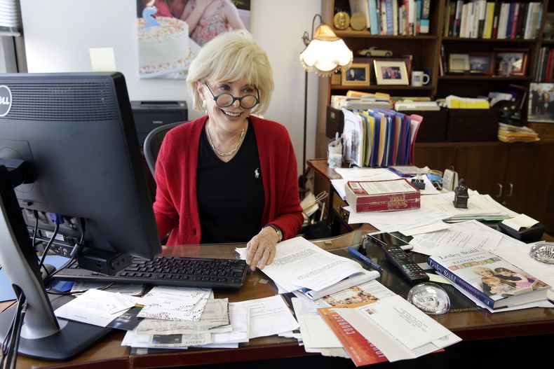 ARCHIVO - La corresponsal de 60 Minutes Lesley Stahl posa para una foto en su oficina en Nueva York el 12 de septiembre de 2017. (Foto AP/Richard Drew, archivo)