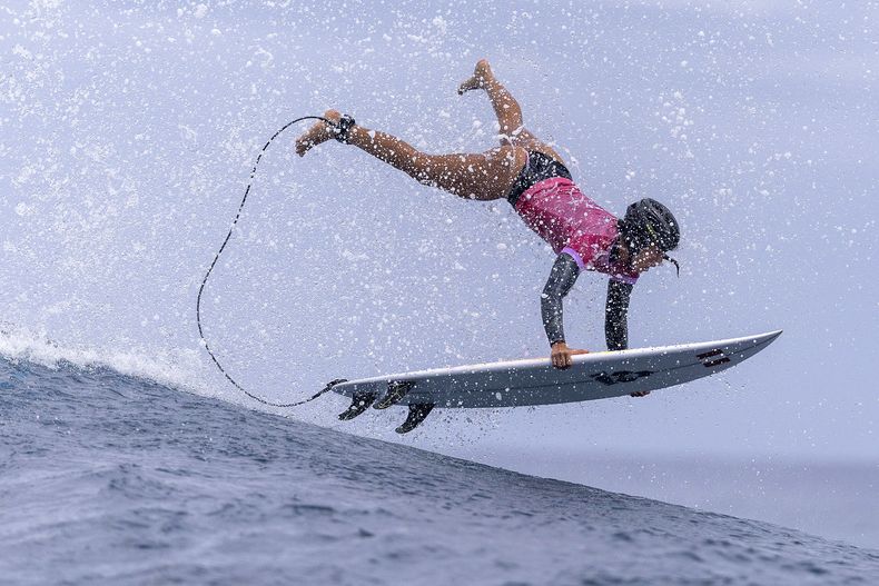 La peruanaSol Aguirre sale de una ola durante la primera ronda del surf de los Juegos Olímpicos, el sábado 27 de julio de 2024, en Teahupoo, Tahití (Ed Sloane/Pool Photo via AP)
