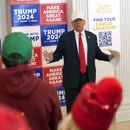 El expresidente y precandidato republicano presidencial Donald Trump habla con voluntarios en el Hotel Fort Des Moines, en Des Moines, Iowa, el domingo 14 de enero de 2024. (AP Foto/Andrew Harnik)