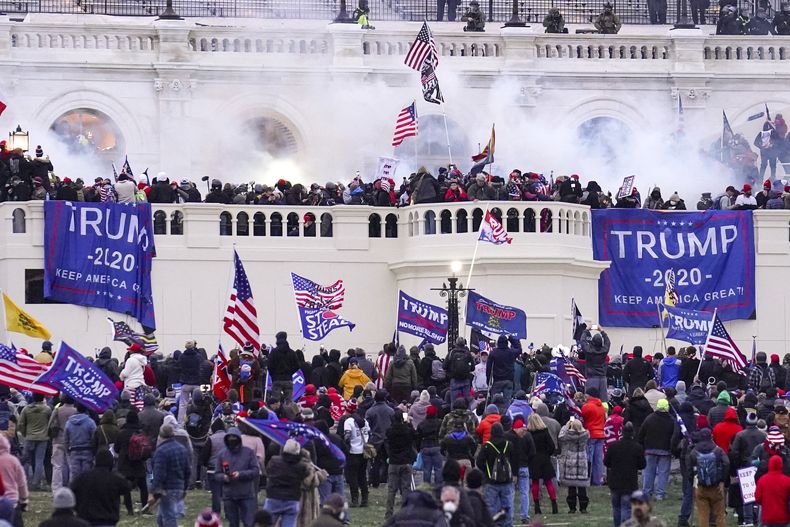 Foto tomada durante el asalto al Capitolio estadounidense en Washington el 6 de enero del 2021. (Foto AP/John Minchillo)
