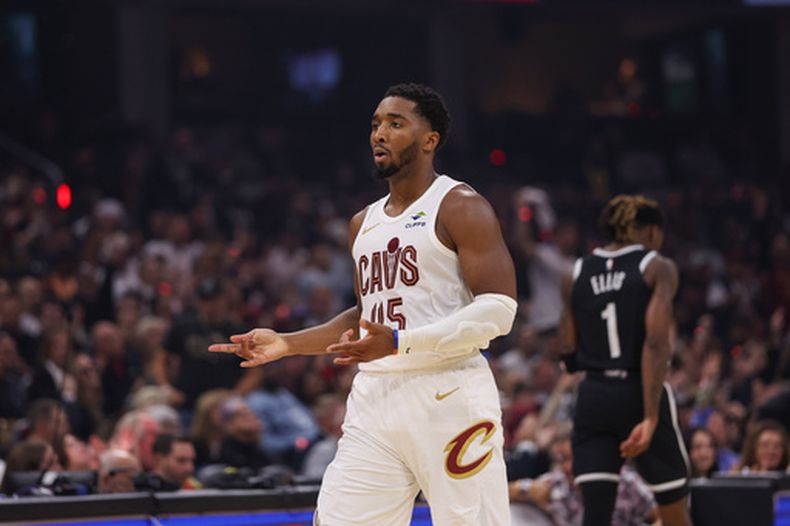 Donovan Mitchell, de los Cavaliers de Cleveland, festeja en el duelo del sábado 24 de octubre de 2026 ante los Nets de Brooklyn (AP Foto/Tim Phillis)