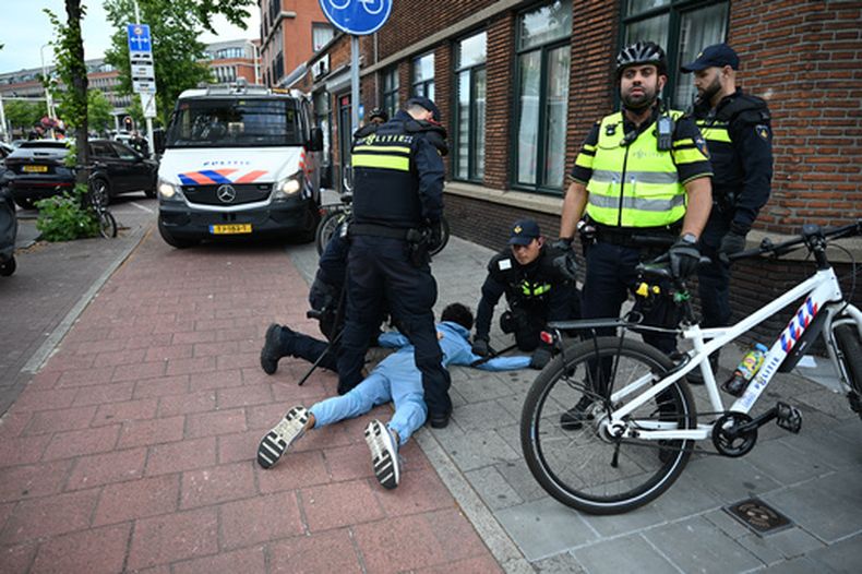 La policía detiene a un aficionado marroquí tras un juego en el Mundial entre Holanda y Marruecos, en La Haya, Holanda, el martes 30 de junio de 2026. (AP Foto/Mouneb Taim)
