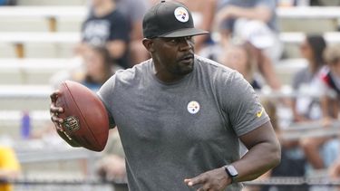 Vikings contratan a Brian Flores como coordinador defensivo