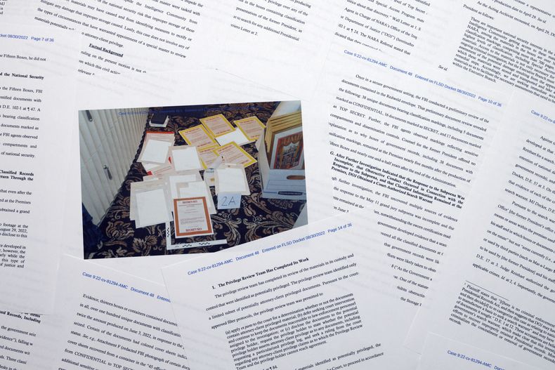 En esta imagen del 31 de agosto de 2022, se ven páginas de un expediente judicial que presentó el Departamento de Justicia el 30 de agosto de 2022, en respuesta a una solicitud del equipo legal del expresidente Donald Trump para que un árbitro especial revisara los documentos incautados durante el allanamiento del 8 de agosto en Mar-a-Lago. (AP Foto/Jon Elswick, Archivo)