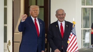 ARCHIVO - El presidente de Estados Unidos, Donald Trump, a la izquierda, junto al primer ministro de Israel, Benjamin Netanyahu, en el Ala Oeste de la Casa Blanca, el 7 de abril de 2025 en Washington. (AP Foto/Mark Schiefelbein, Archivo)