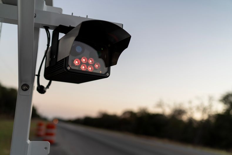 Un lector de placas de vehículos en una carretera, el 15 de octubre del 2025, en Stockdale, Texas. (AP Foto/David Goldman)