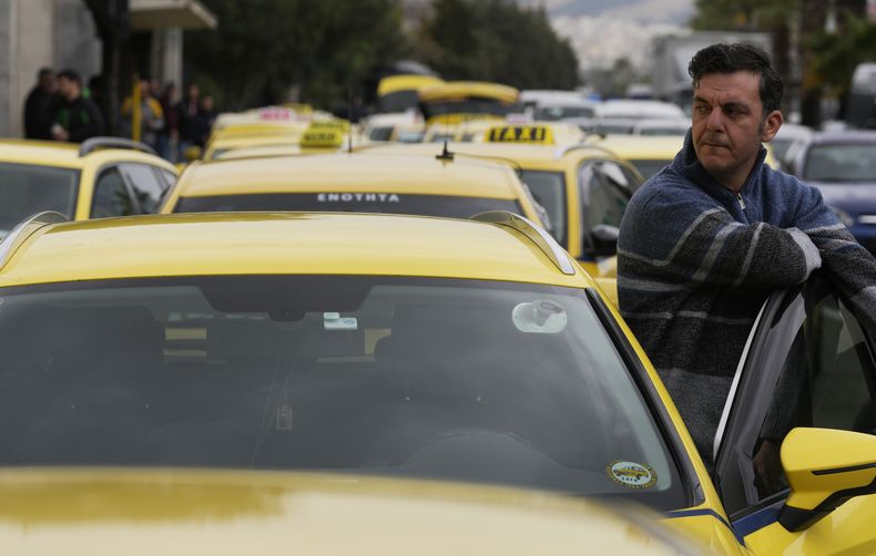 Taxistas durante un paro nacional de 48 horas en Atenas, Grecia, el 27 de febrero de 2024. (Foto AP/Thanassis Stavrakis)