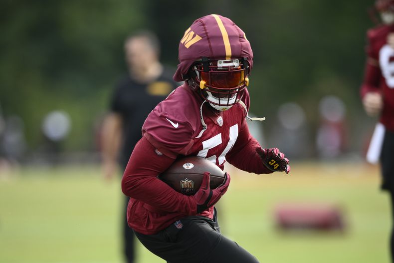 ARCHIVO - Bobby Wagner, linebacker de los Commanders de Washington, entrena el jueves 25 de julio de 2024, en Ashburn, Virginia (AP Foto/Nick Wass, archivo)