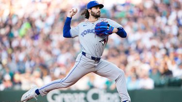 El lanzador abridor de los Azulejos de Toronto, Dylan Cease, lanza contra los Marineros de Seattle durante la primera entrada de un partido de béisbol, el viernes 3 de julio de 2026, en Seattle. (Foto AP/Lindsey Wasson)