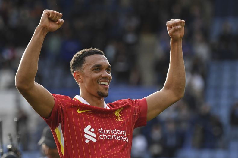 Trent Alexander-Arnold de Liverpool celebra al final del partido contra Leicester City en la Liga Premier, el domingo 30 de abril de 2025, en Leicester. (AP Foto/Rui Vieira)