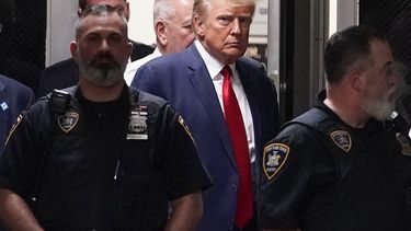 Archivo - El expresidente Donald Trump es escoltado hacia la sala de un tribunal el 4 de abril de 2023, en Nueva York. (AP Foto/Mary Altaffer, Archivo)