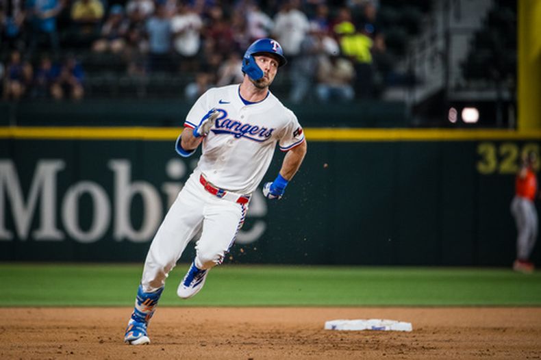 Brandon Nimmo, de los Rangers de Texas, recorre las bases durante el encuentro ante los Astros de Houston, el martes 26 de mayo de 2026 (AP Foto/Jessica Tobias)