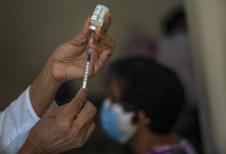 Cuba recibe apoyo de banco regional para producir vacunas