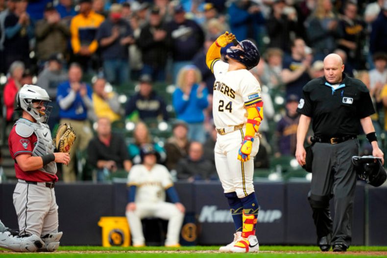William Contreras (24) de los Cerveceros de Milwaukee luego de batear un jonrón ante los Diamondbacks de Arizona, el jueves 30 de abril de 2026, en Milwaukee. (AP Foto/Kayla Wolf)