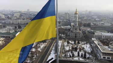 ARCHIVO - Una bandera ucraniana ondea en el centro de Járkiv, la segunda ciudad más poblada de Ucrania, el 16 de febrero de 2022. (AP Foto/Mstyslav Chernov, Archivo)