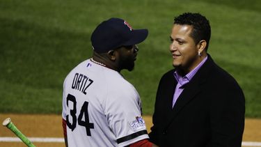 americateve | Miguel Cabrera (der) conversa con David Ortiz antes del cuarto juego de la Serie Mundial entre Boston y San Luis, luego de recibir el Premio Hank Aaron el 27 de octubre del 2013. El toletero venezolano se someti&oacute; a una operaci&oacute;n para reparar