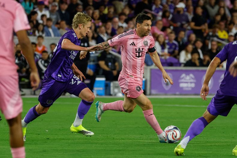El delantero del Inter Miami Lionel Messi controla el balón mientras lo defiende Colin Guske del Orlando City el domingo primero de marzo del 2025. (AP Foto/Kevin Kolczynski)