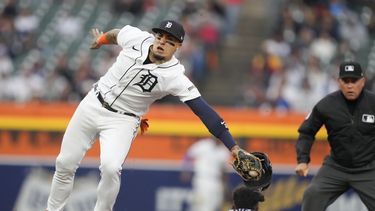 Ozzie Albies de los Bravos de Atlanta evita el tag del campocorto de los Tigres de Detroit Javier Baez y roba la base en la sexta entrada del juego del lunes 12 de junio del 2023. (AP Foto/Carlos Osorio)