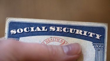 ARCHIVO - Una tarjeta de Seguridad Social el 12 de octubre de 2021, en Tigard, Oregon. (AP Foto/Jenny Kane, Archivo)