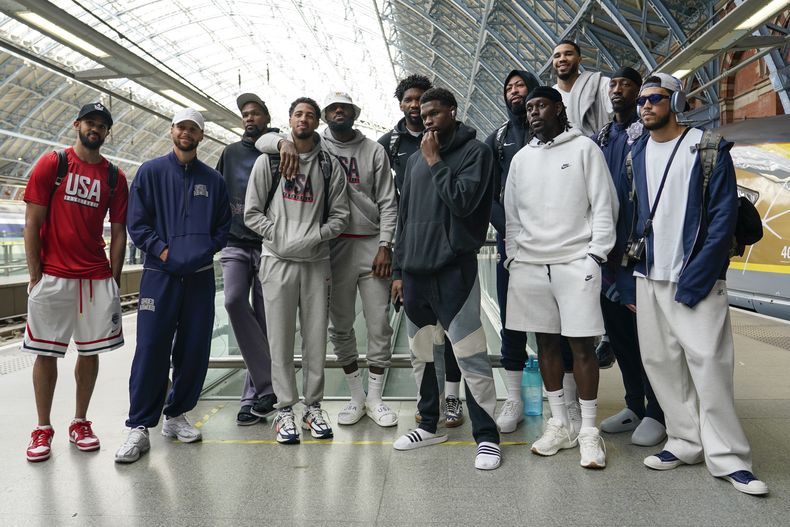 La selección masculina de baloncesto de los Estados Unidos posa para una foto en la estación St. Pancras en Londres antes de tomar el tren Eurostar a París el miércoles 24 de julio del 2024. (AP Foto/Alberto Pezzali)