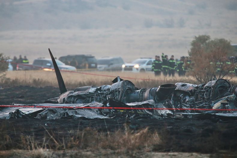 Restos en el lugar donde se estrelló un avión militar de carga turco en el municipio de Sighnaghi, en Georgia, cerca de la frontera con Azerbaiyán, el miércoles 12 de noviembre de 2025. (AP Foto/Zurab Tsertsvadze)