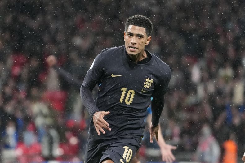 Jude Bellingham celebra luego de marcar un gol para Inglaterra en el partido amistoso ante Bélgica, el martes 26 de marzo de 2024, en Londres. (AP Foto/Kirsty Wigglesworth)
