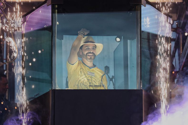 El candidato presidencial Abelardo de la Espriella se dirige a sus seguidores desde el interior de una cabina blindada, durante su mitin de campaña en Buga, Colombia, el domingo 14 de junio de 2026. (Foto AP/Santiago Saldarriaga)