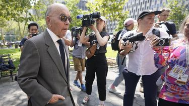 El multimillonario británico Joe Lewis (izquierda) al salir de la corte federal de Manhattan, el miércoles 26 de julio de 2023, en Nueva York. (AP Foto/Mary Altaffer)