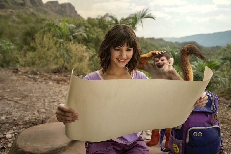 Esta imagen publicada por Paramount+ muestra a Dora, interpretada por Samantha Lorraine, en el centro, y Boots, con la voz de Gabriel Fluffy Iglesias, en una escena de Dora and the Search for Sol Dorado.(Nickelodeon/Paramount+ via AP)