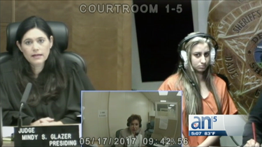 en corte joven cubana de hialeah por tirarle un telefono a su novio por la cabeza