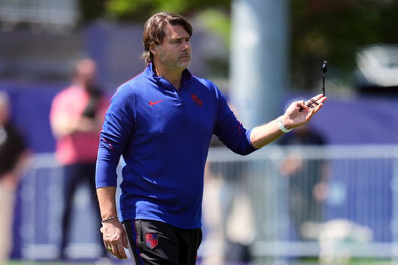 El argentino Mauricio Pochettino, de Estados Unidos, supervisa una práctica en Seattle el domingo 5 de julio de 2026 (AP Foto/Manu Fernández)