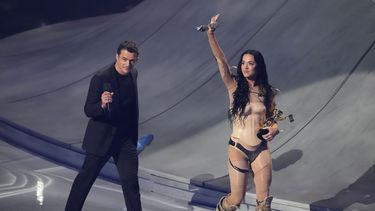 Orlando Bloom, izquierda, y Katy Perry con el premio Video Vanguard durante los Premios MTV a los Videos Musicales el miércoles 11 de septiembre de 2024 en el UBS Arena de Elmont, Nueva York (Foto Charles Sykes/Invision/AP)