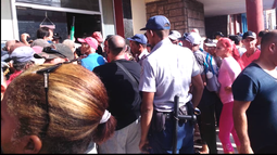cuba: bancos sin efectivo, cajeros vacios y apagones dejan a miles sin cobrar sus salarios