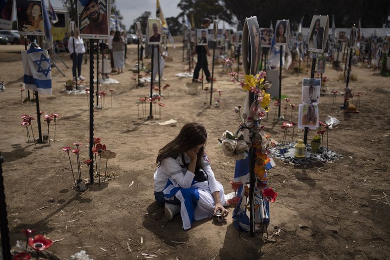 Una mujer en un memorial para los asesinados y secuestrados en el ataque del 7 de octubre del 2023 perpetrado por el grupo palestino Hamás contra Israel. Foto tomada cerca del kibbutz Reim, en el sur de Israel, el 13 de mayo del 2024. (AP foto/Leo Correa)