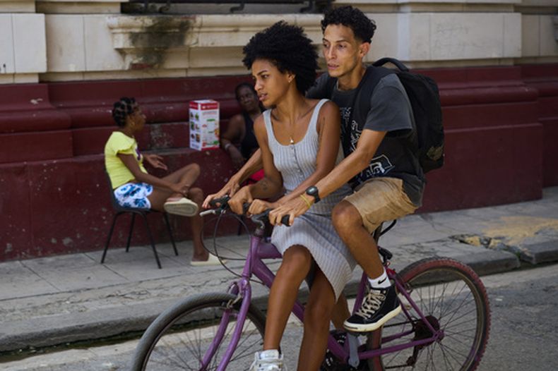 Una pareja pasea en bicicleta durante un apagón en La Habana, Cuba, el martes 14 de julio de 2026. (Foto AP/Ramón Espinosa)