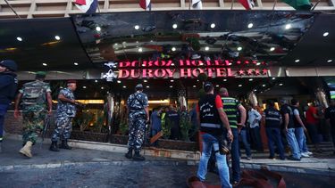 americateve | Soldados y polic&iacute;as libaneses frente al hotel Duroy de Beirut, L&iacute;bano, donde un atacante suicida deton&oacute; su carga el 25 de junio de 2014. El Estado Isl&aacute;mico para Irak y el Levante se atribuy&oacute; el ataque el viernes 27 de ju