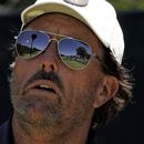 Aplausos a Mickelson no devuelven normalidad al golf