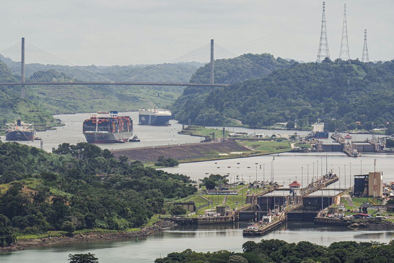 Un buque de carga navega por el Canal de Panamá, visto desde el Cerro Ancón en la ciudad de Panamá, el martes 29 de julio de 2025. (AP Foto/Matías Delacroix)
