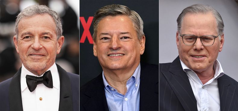 Esta combinación de fotografías muestra al director general de Disney Bob Iger, izquierda, el codirector general de Netflix Ted Sarandos y el director general de Warner Bros. Discovery David Zaslav. (Foto AP)