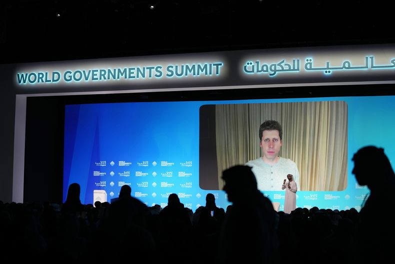 El director general de OpenAI Sam Altman, en la pantalla, habla durante una videoconferencia en la Cumbre Mundial de Gobierno en Dubái, Emiratos Árabes Unidos, el martes 13 de febrero de 2024. (AP Foto/Kamran Jebreili)