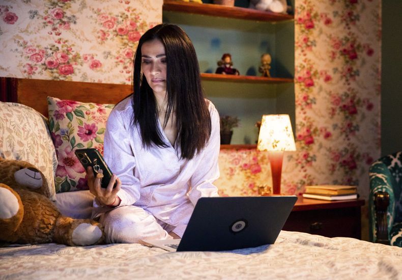 En esta imagen proporcionada por Prime Video, Ana María Orozco en una escena de la serie Betty la fea: La historia continúa. (Prime Video via AP)
