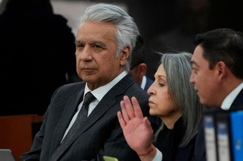 El expresidente de Ecuador, Lenín Moreno -a la izquierda- y su esposa Rocío González, asisten a una audiencia en la Corte Nacional de Justicia en Quito, Ecuador, el 11 de mayo de 2026, mientras él enfrenta cargos de corrupción vinculados con el contrato adjudicado a la empresa Sinohydro para construir una de las centrales hidroeléctricas más grandes del país. (AP Foto/Dolores Ochoa)