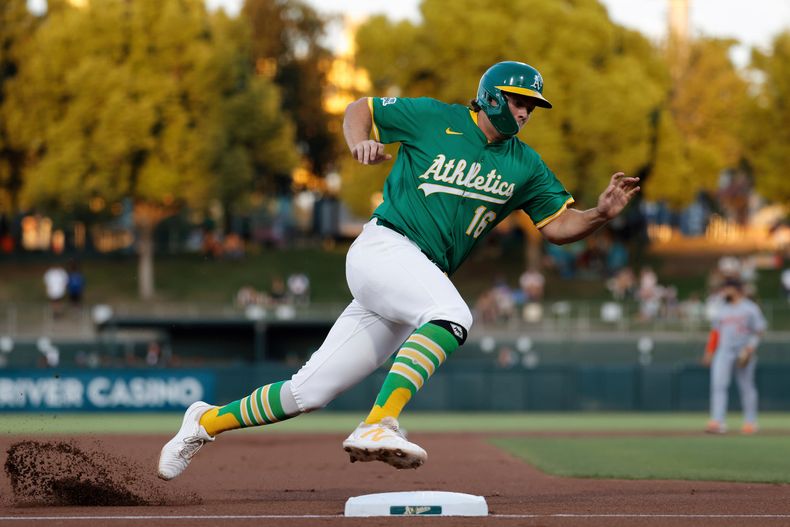 ARCHIVO - Nick Kurtz, de los Atléticos, da vuelta en tercera base en camino a anotar durante la primera entrada del juego de béisbol de Grandes Ligas contra los Tigres de Detroit, el 27 de agosto de 2025, en West Sacramento, California. (AP Foto/Sergio Estrada, Archivo)